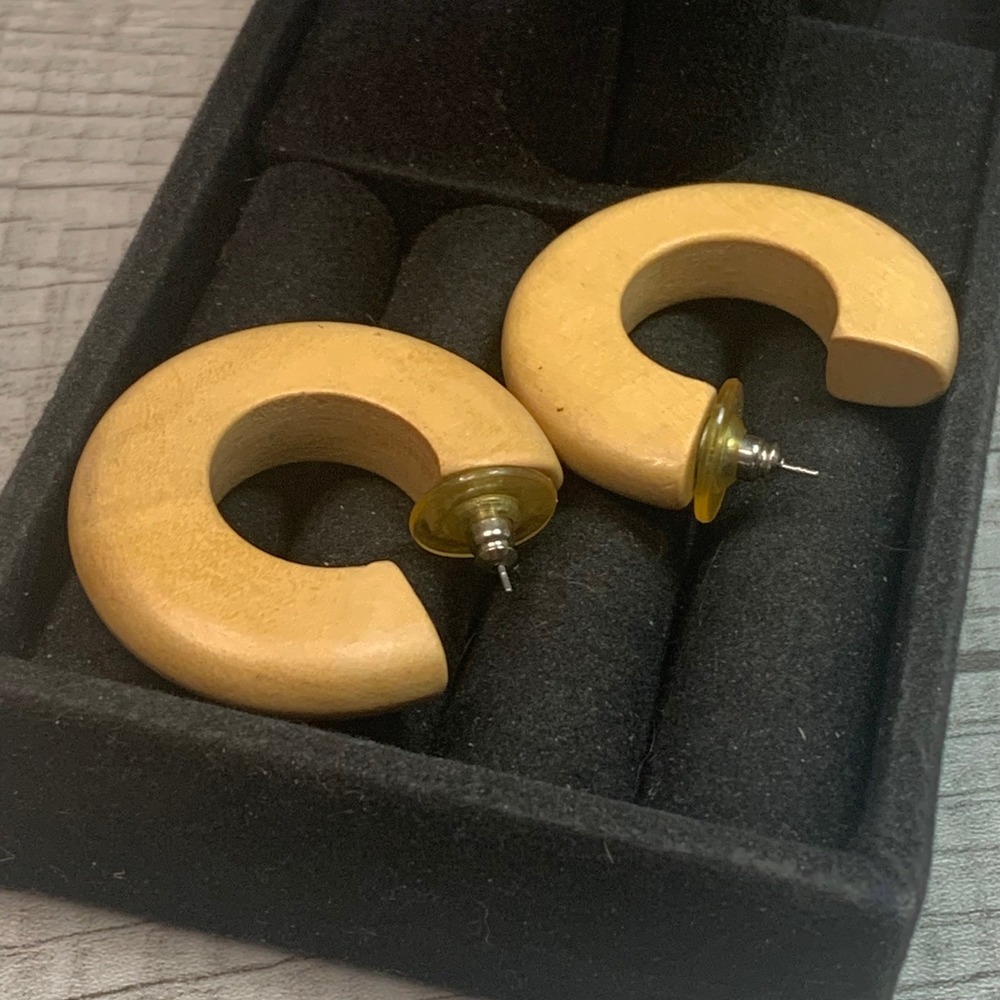 Light Wood Chunky Hoop Earrings C-Shaped Studs Minimalist Boho Tan 5548